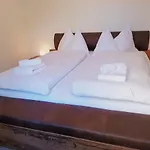 Henry's Проживание в семье